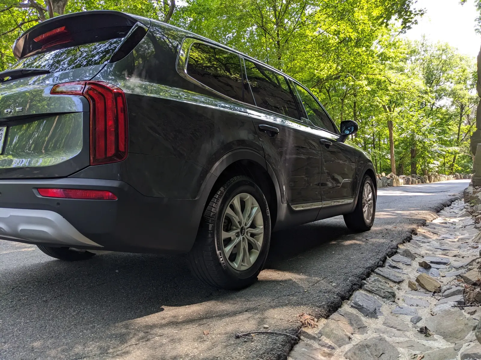 Rear three-quarter view of the 2022 Kia Telluride